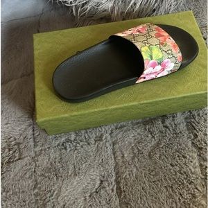 Authentic size 9 Gucci slides only worn once had them for less than a year